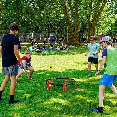 Symbolbild Teilnehmer spielen Spikeball im Camp Breisach 2026