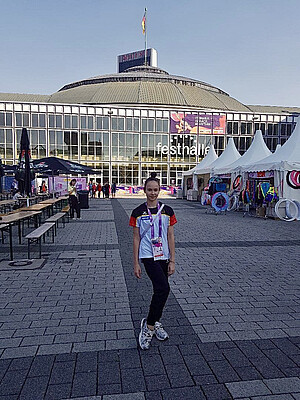 Anna Erdle vor der Festhalle während der RSG WM 2026 in Frankfurt