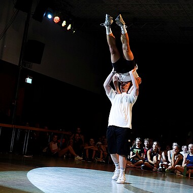 Symbolbild Auftritt bei Betreuer on Stage im Camp Breisach 2026