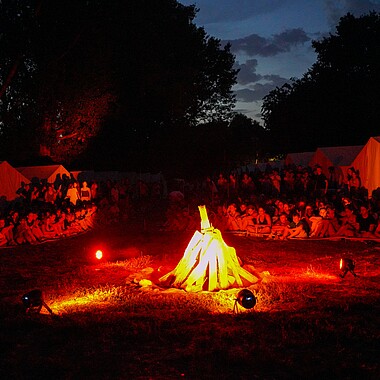 Symbolbild das Camp Breisach 2026 Feuer wird symbolisch entzündet