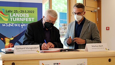 BTB-Präsident Gerhard Mengesdorf und Markus Ibert, Oberbürgermeister der Stadt Lahr, haben die gemeinsame Durchführung des Landesturnfests 2022 mit der Unterzeichnung des Ausrichtervertrags offiziell besiegelt. (Foto: BTB)