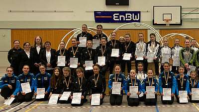 Alle Sportler, Trainer, Kampfrichter und Helfer bei den Badischen-Rhönrad-Mannschaftsmeisterschaften