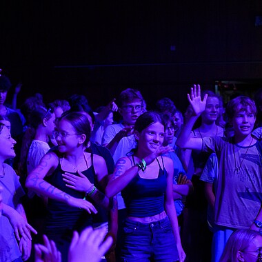 Symbolbild Teilnhemer bei Tanz bei Betreuer on Stage im Camp Breisach 2026