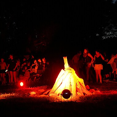 Symbolbild symbolisches Feuer im Camp Breisach 2026