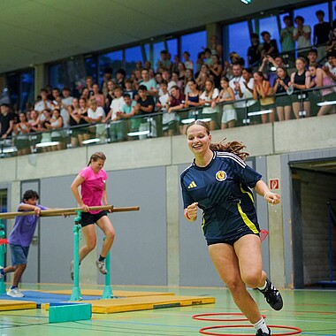Symbolbild Teilnehmer spielen ein Spiel bei Surprise im Camp Breisach 2026
