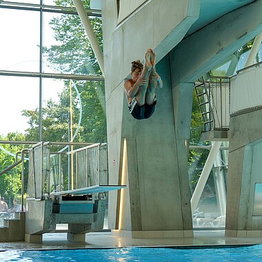 Symbolbild Teilnehmer springt vom Sprungturm im Schwimmbad im Camp Breisach 2026