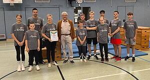 Vereinsvertreter und Sportler bei der Überreichung der Auszeichnung