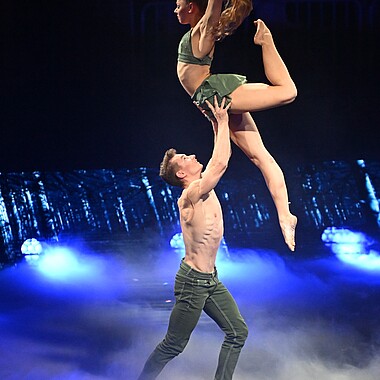 Symbolbild Akrobatik Nummer bei Feuerwerk der Turnkunst 2025