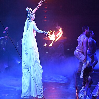 Symbolbild Feuershow bei Feuerwerk der Turnkunst 2025