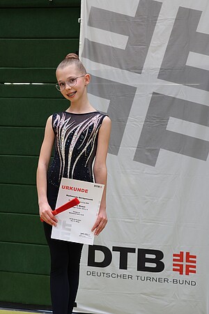 RSG-Gymnastin mit Urkunde