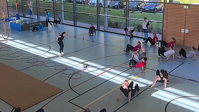 Sporthalle von oben mit Personen, die Sport machen