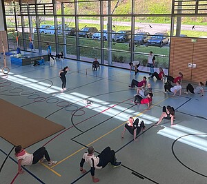 Sporthalle von oben mit Personen, die Sport machen