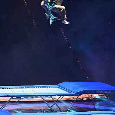 Symbolbild Trampolin Akrobatik bei Feuerwerk der Turnkunst 2025