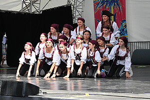 Showauftritt von einer Gruppe auf der Bühne