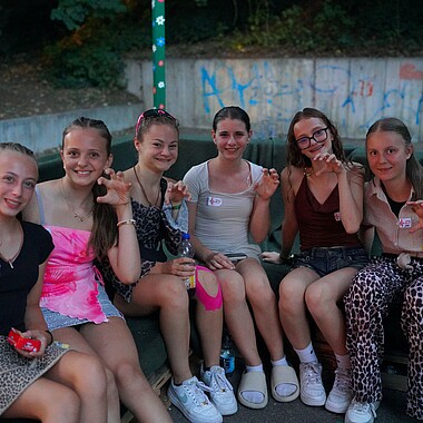 Symbolbild verkleidete Teilnehmerinnen bei der GoWild Mottoparty im Camp Breisach 2026