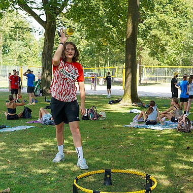 Symbolbild Teilnehmer spielen Spikeball im Camp Breisach 2026