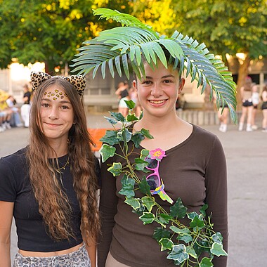 Symbolbild verkleidete Teilnehmerinnen bei der GoWild Mottoparty im Camp Breisach 2026