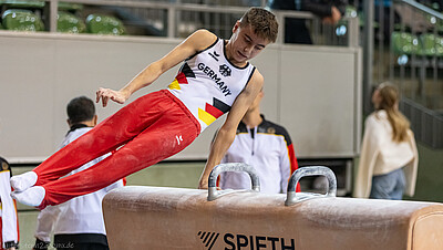 Andrei Mihai turnt Pferd bei JuniorsTrophy 2025 in Cottbus 