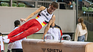 Andrei Mihai turnt Pferd bei JuniorsTrophy 2025 in Cottbus 