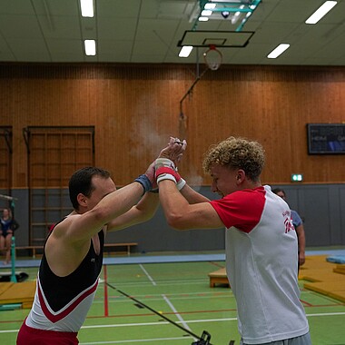 Symbolbild Betreuer und Teilnehmer schlagen ein bei Championchips im Camp Breisach 2026
