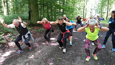 Personen beim Outdoorsport im Wald