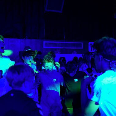 Symbolbild Teilnehmer beim Tanzen bei der Mottoparty im Camp Breisach 2026