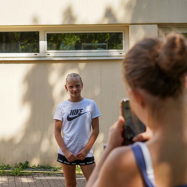 Symbolbild eine Teilnehmerin macht von einer anderen ein Foto im Camp Breisach 2026