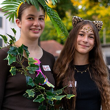 Symbolbild Teilnehmerinnen verkleidet bei der GoWild Mottoparty im Camp Breisach