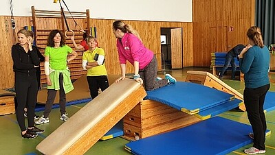 aufgebauter Parkour mit Kindern