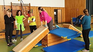 aufgebauter Parkour mit Kindern