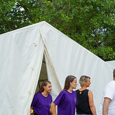 Symbolbild Teilnehmer gehen in Zelt beim Tag des offenen Zeltes im Camp Breisach 2026