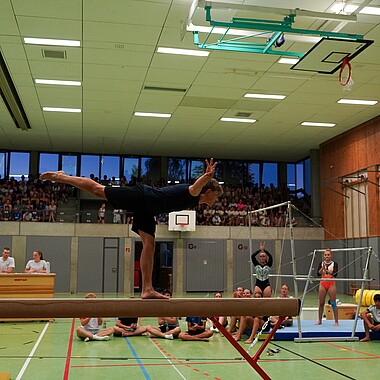 Symbolbild Teilnehmer turnt Schwebebalken bei Championchips im Camp Breisach 2026