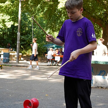 Symbolbild Teilnehmer spielt mit Diabolo