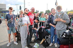 Gruppenbild Personen am Bahnsteig mit Gepäck