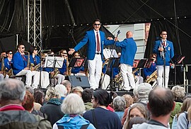 Symbolbild Big Band Waibstadt bei Auftritt auf Bühne bei Landesturnfest 2014 in Freiburg