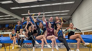 Trampolinturner des TV Nöttingen mit Pokalen