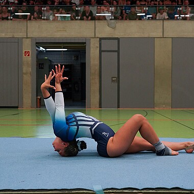 Symbolbild Teilnehmerin turnt Boden bei Championchips im Camp Breisach 2026