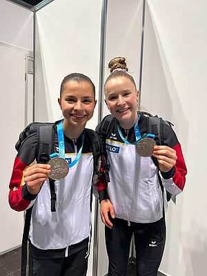 Janoah Müller und Silja Stöhr bei der Turn EM in Leipzig 2025 mit Medaillen