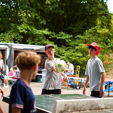 Symbolbild Teilnehmer spielen Tischfußball bei der Eröffnung vom Camp Breisach 2026
