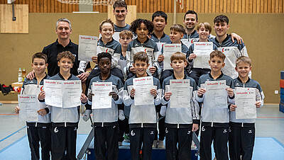 Gruppenbild alle Teilnehmer des BTB mit Urkunden und Trainer C. Haase bei Schüler-Länder-Vergleichswettkampf 2025