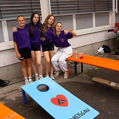 Symbolbild Teilnehmer betreuen Spielstation vom Breisgauerturngau bei Tag des offenen Zeltes im Camp Breisach 2026