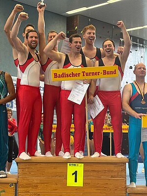 Mannschaftfoto Jubelnde Ak30+ Männer Mannschaft bei Siegerehrung auf 1. Platz bei Gerätturnen Senioren Deutschland Pokal 2025