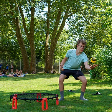Symbolbild Teilnehmer spielen Spikeball im Camp Breisach 2026