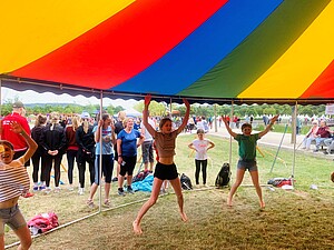 Symbild Mädchen machen Hampelmänner beim TuJu-Treff beim Landesturnfest 2022 in Lahr