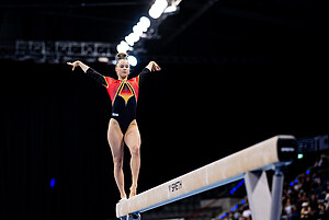 Silja Stöhr am Schwebebalken