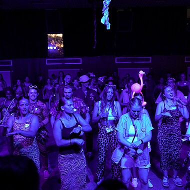 Symbolbild Teilnehmer und Betreuer beim tanzen in der Disco im Camp Breisach 2026 
