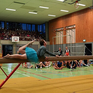Symbolbild Betreuer turnt Schwebebalken bei Championchips im Camp Breisach 2026