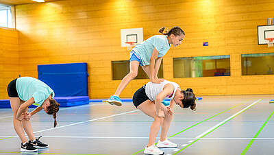 Kinder im Sportunterricht