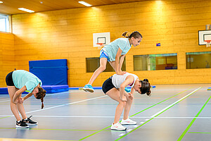 Kinder im Sportunterricht