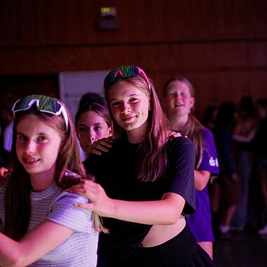 Symbolbild Teilnehmer in Disco im Camp Breisach 2026